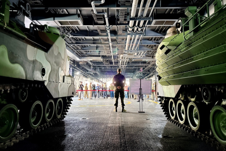 海軍兩棲船塢運輸艦「玉山艦」開放登艦參訪，民眾可在塢槽乾區近距離接觸4輛AAV7兩棲突擊車。圖/中央社