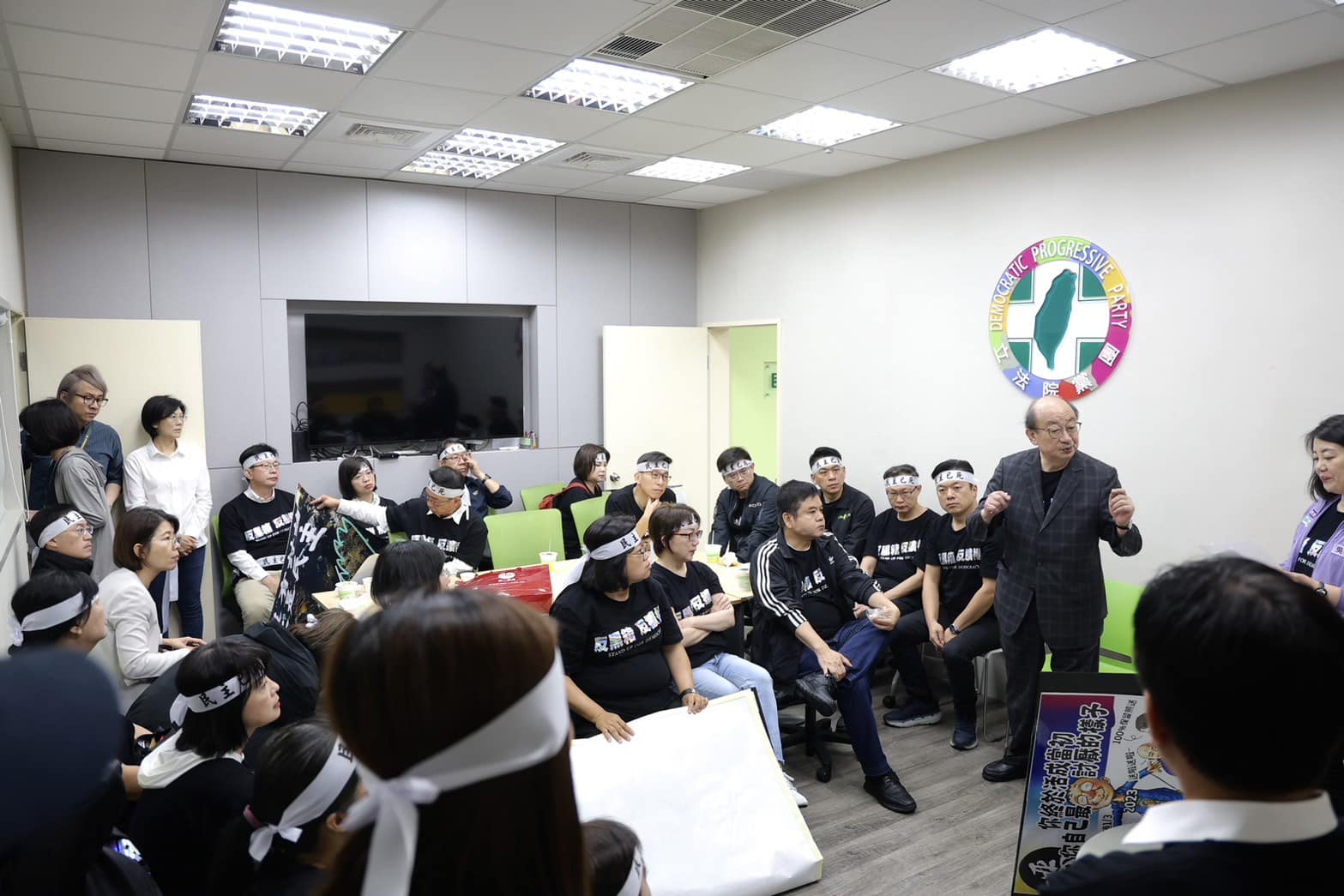 民進黨立院總召柯建銘在個人《臉書》大嗆民眾黨。圖/取自柯建銘《臉書》