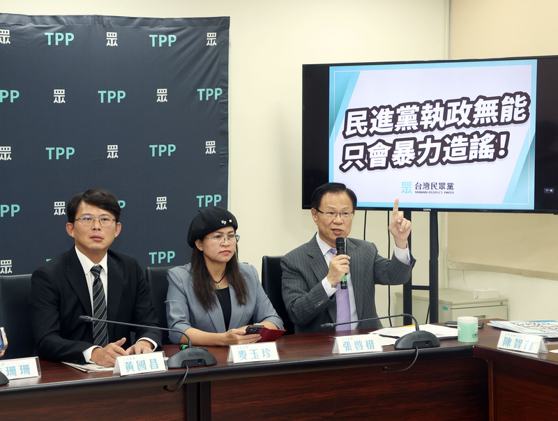 民眾黨立委張啓楷（右）5日表示，原住民禁伐補償只能用追加預算方式，用基金或第二預備金民眾黨都不接受。圖／民眾黨提供