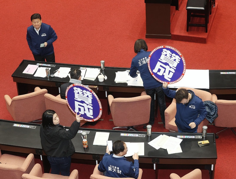 114年度中央政府總預算案17日首次表決，藍白立委聯手先刪939億元。圖/中央社