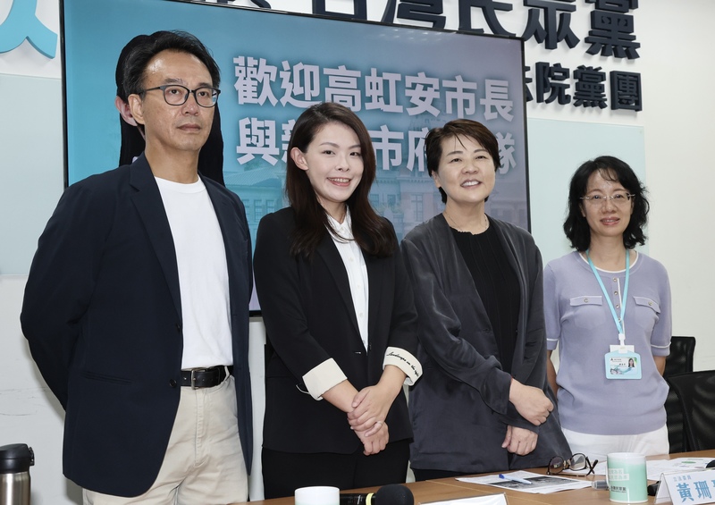 財劃法攸關中央地方財政劃分。圖為新竹市長高虹安（左2）6月27日上午拜會民眾黨立法院黨團，與黨團副總召黃珊珊（右2）等，就「財政收支劃分法」修法交流意見。圖／中央社