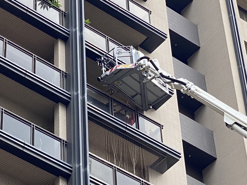 晴空匯於昨天深夜傳出火警，由於大樓處於斷電狀態，消防人員只能用雲梯車幫助住戶脫困。圖/中央社