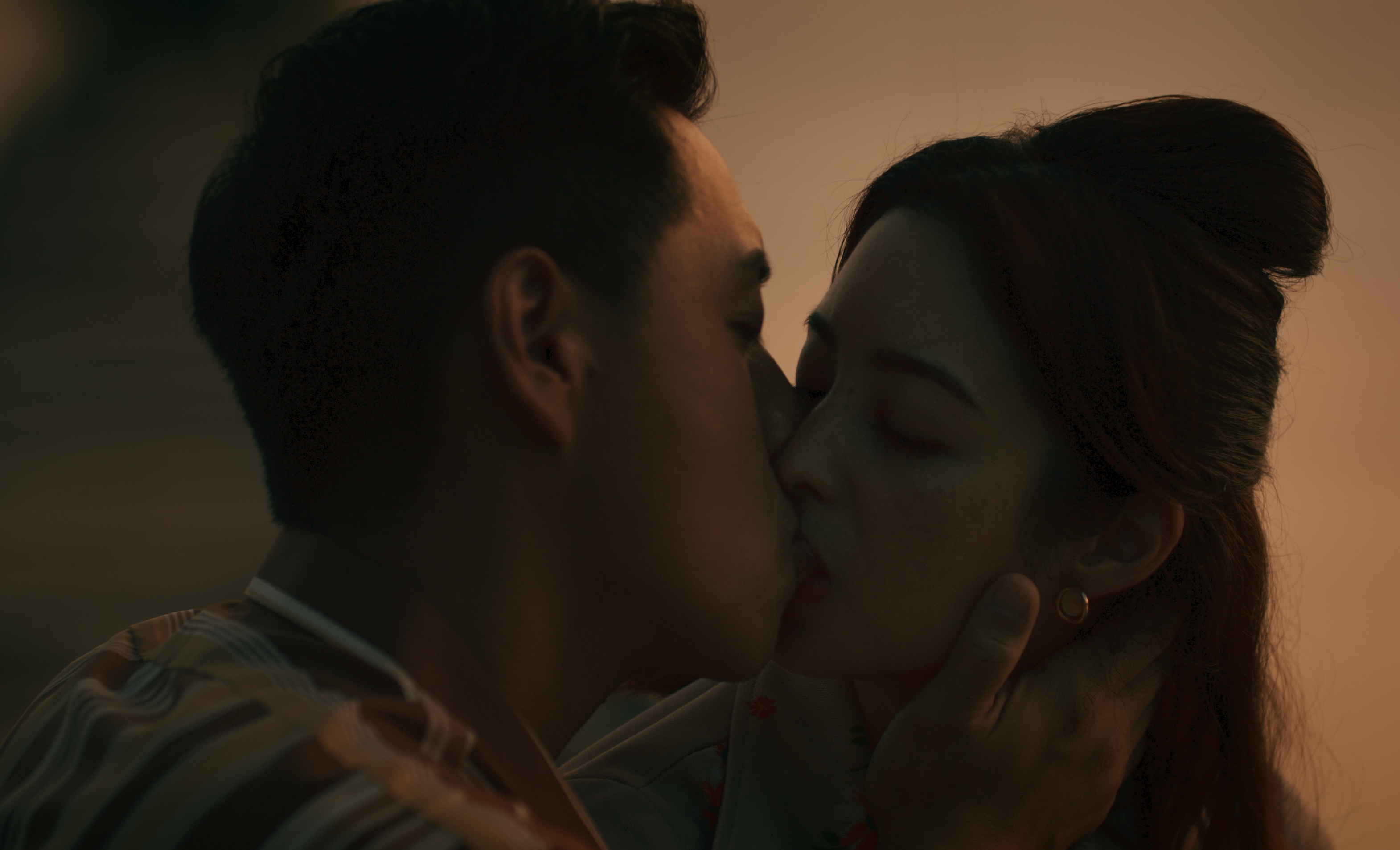 《味盡緣》鄭人碩（左）和莫允雯在劇中情不自禁相吻。圖/Hami Video提供