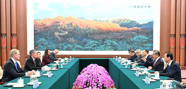 美共和黨參議員戴恩斯（左二）率訪團抵北京，並與中共外長王毅（右二）會談，為「川習會」暖身。圖／取自中共外交部