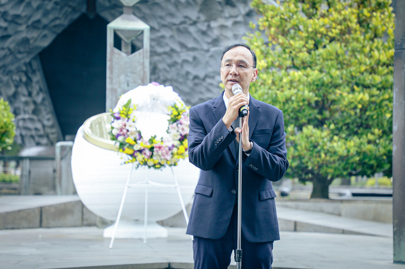 國民黨主席朱立倫於2月27日赴台北市二二八和平紀念公園獻花致意。圖/中央社