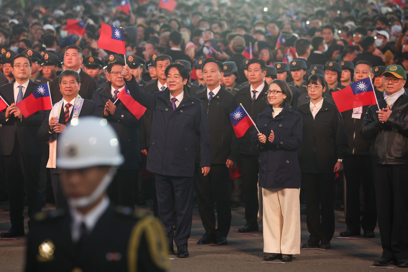 總統賴清德（前中）元旦談話全文用台灣，未提中華民國，並強調提高國防預算，加劇兩岸關係緊張。圖/中央社