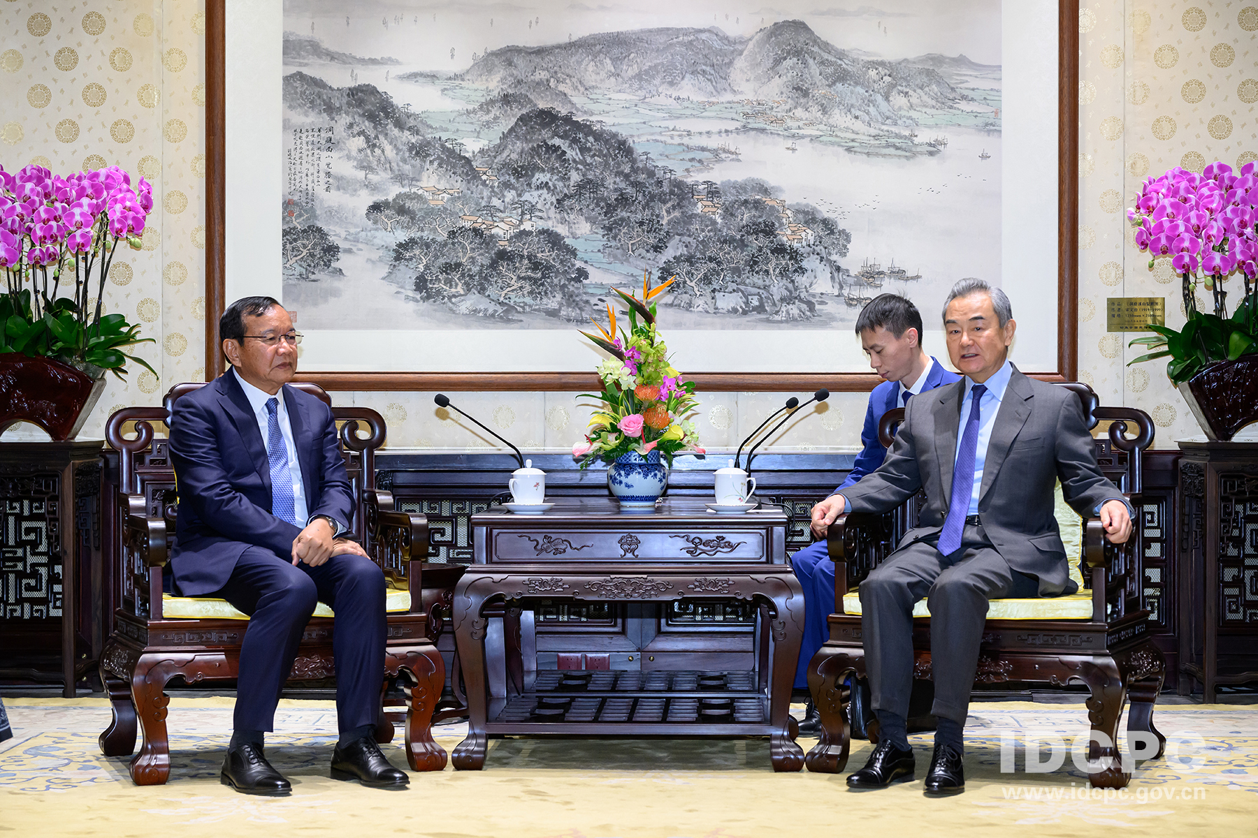 柬埔寨副首相布拉索昆（左）去年11月訪華時，與中國大陸外長王毅（右）合影。圖/取自中共中央對外聯絡部網站