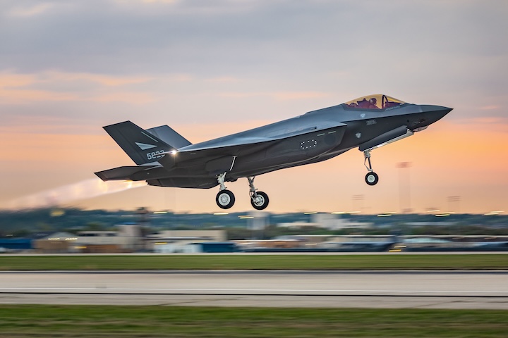 中國4日宣布管制中重稀土出口，衝擊美國軍工業。包含F-35等匿蹤戰機產製都將受到影響。圖/取自洛克希德馬丁官網