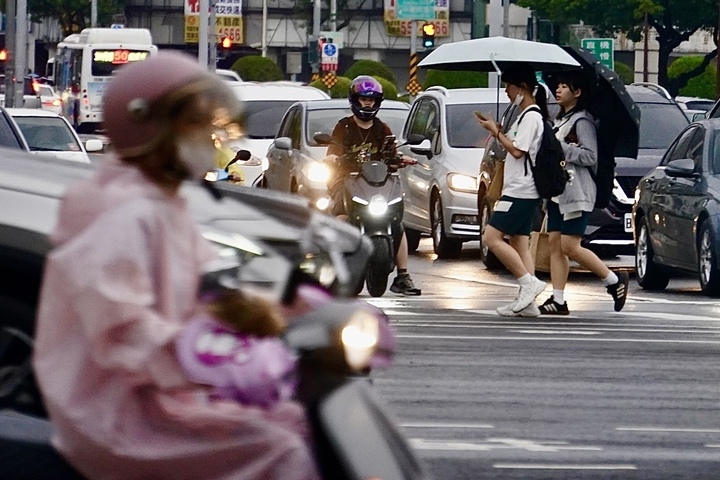 強颱樺加沙最快上午解除陸警　迎風面的花東需防超大豪雨