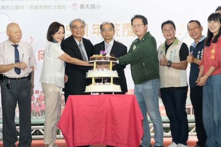 黃韻涵（右）之前已經宣布參選高雄市議員，前右二起為現任市議員方信淵、林志誠，以及立委邱志偉。圖/岡山秀傳醫院提供