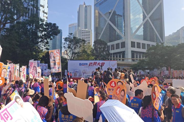 11月23日，香港有政團在中環遮打花園舉行香港特區2025年立法會換屆選舉的造勢活動。圖/中新社