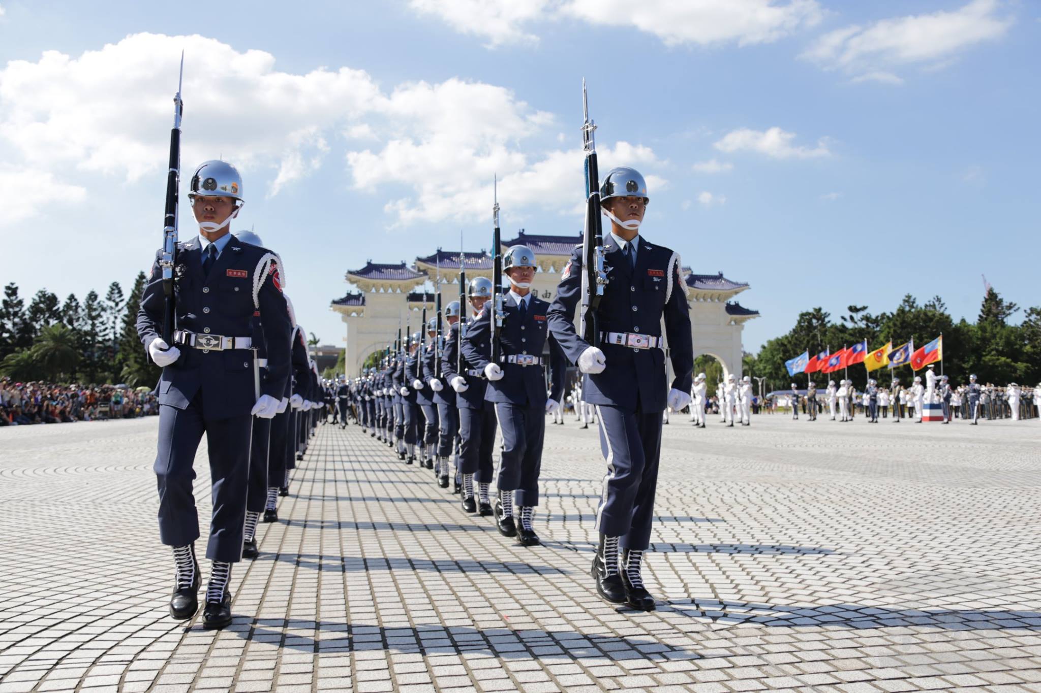國防部長顧立雄上任後，首要任務之一便是調整中正紀念堂三軍儀隊的操演地點，他證實已與文化部協調將移至自由廣場進行操演。圖/取自國防部發言人臉書