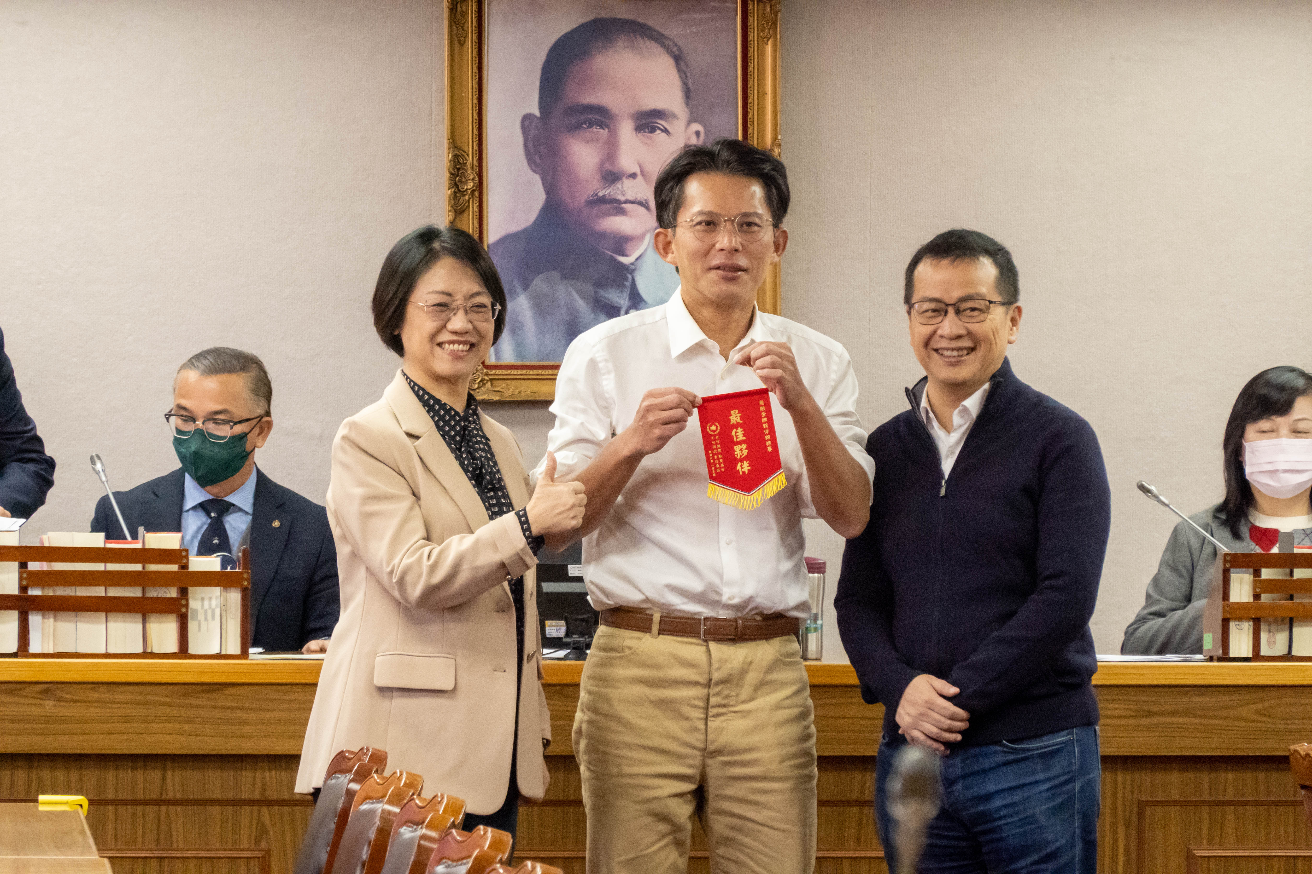 圖為黃國昌在司法法制委員會的最後一天，召委翁曉玲開會前先致贈黃國昌「最佳夥伴」獎錦旗，感謝黃國昌這2年專業及認真的工作態度，使她受益良多。圖/記者黃楚甯攝