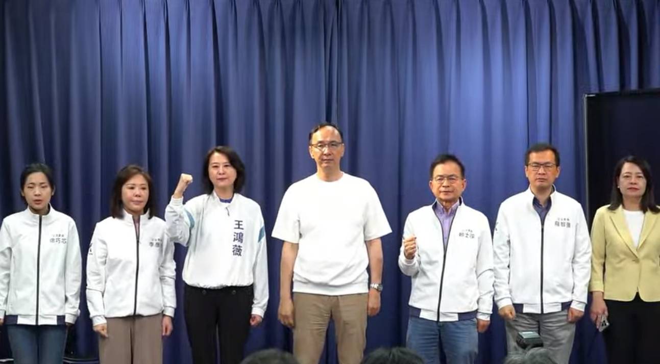 國民黨主席朱立倫(中)17日率領國民黨立委緊急召開記者會，宣布向獨裁挑戰。圖/翻攝自國民黨直播 