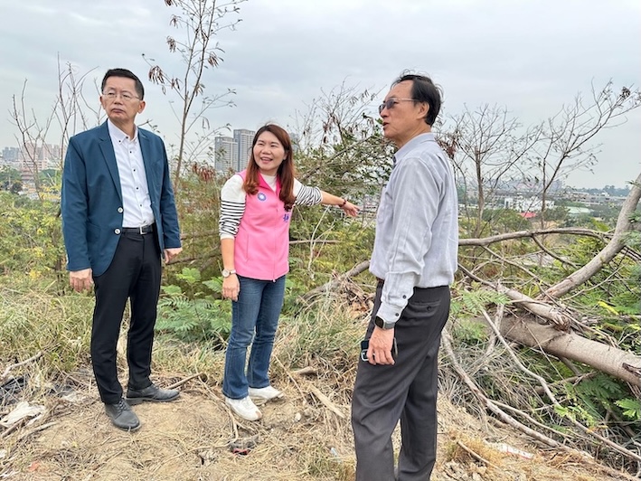 高雄市議員李雅靜（左二）2日批評民進黨立委許智傑的辦公室淪為國安破口，圖為李雅靜到高雄市鳳翔公園會勘。圖／取自李雅靜服務處