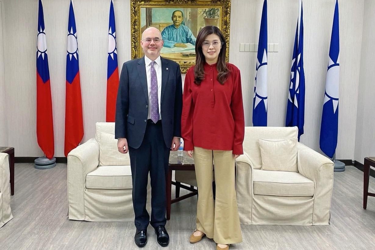 鄭麗文晤谷立言　同步發臉書：兩岸分歧應以和平方式解決