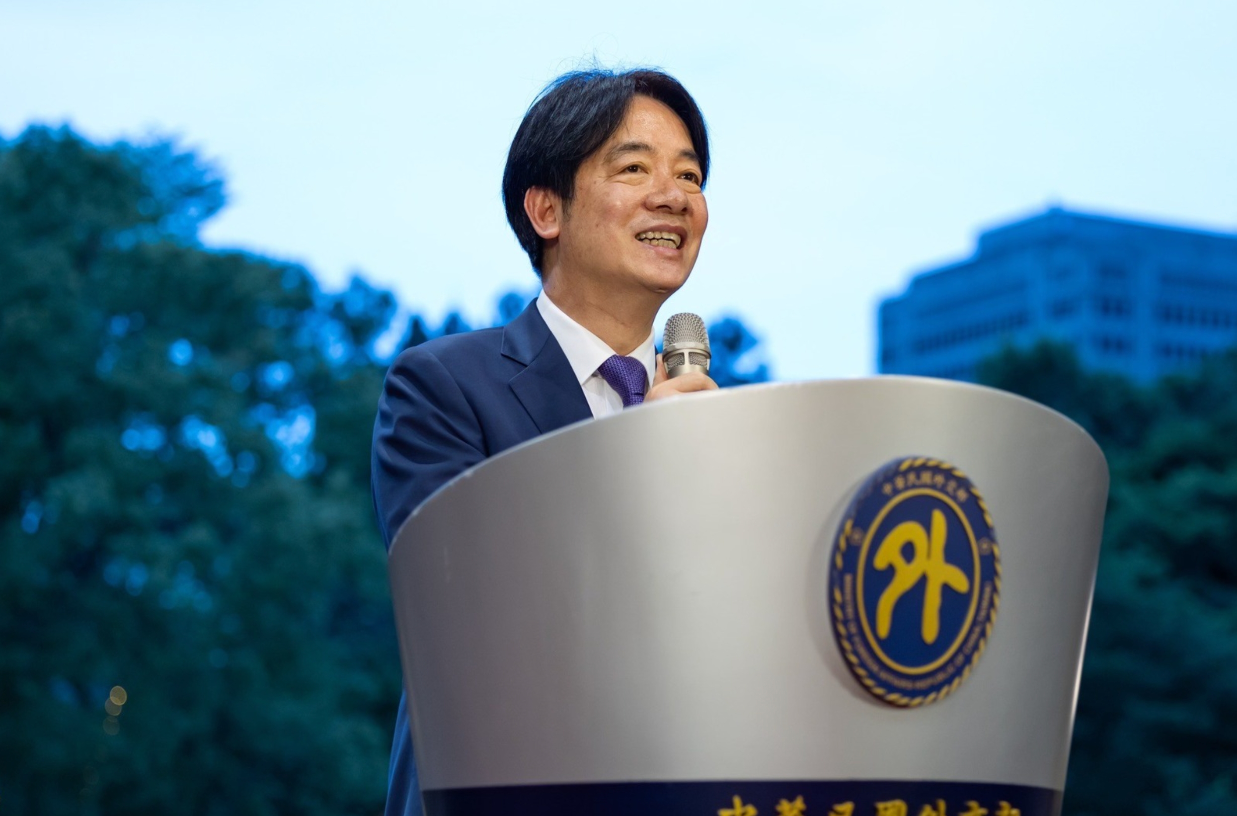 針對民間團體上街反對在野黨提出的國會改革法案，賴清德總統表示，大家在雨中堅持捍衛程序正義和自由民主，行動令人感動，大家都辛苦了。圖/取自賴清德臉書
