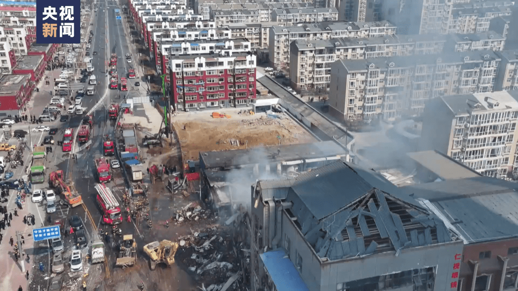 河北燕郊一烤雞店發生爆炸，波及周遭商家，現場已成廢墟。圖/取自央視