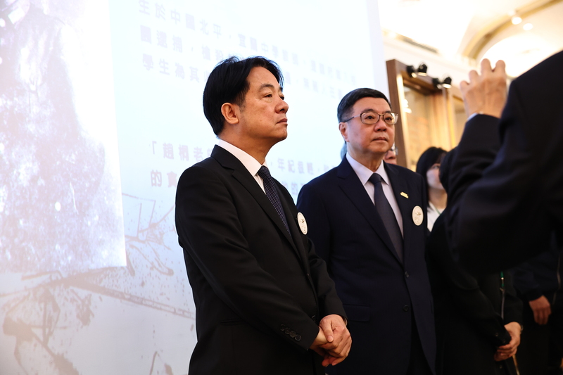 總統賴清德（左）2月28日出席228事件78周年中樞紀念儀式，會前與行政院長卓榮泰（右）一同參觀二二八國家紀念館。圖/中央社