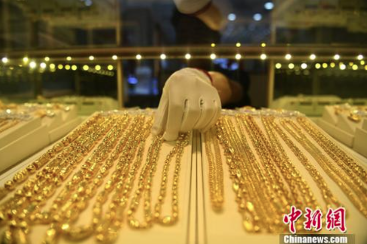 金價飆漲，大陸民眾流行向銀行買金條，再請金店加工成金飾。圖/取自中新網