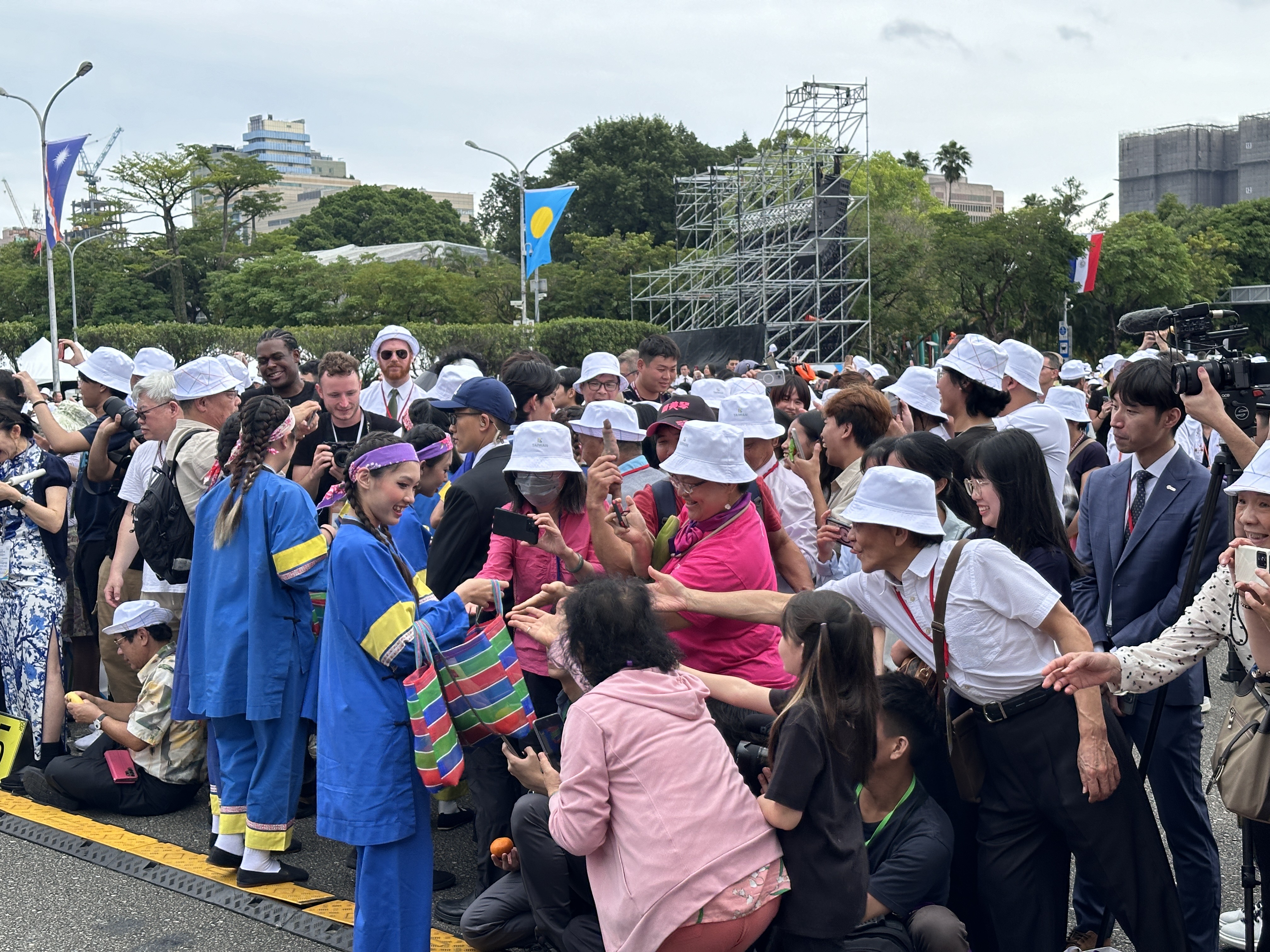 紙風車劇場帶來客家風格的演出,演員的身上也穿著有客家色彩的衣服。圖/陳思豪攝