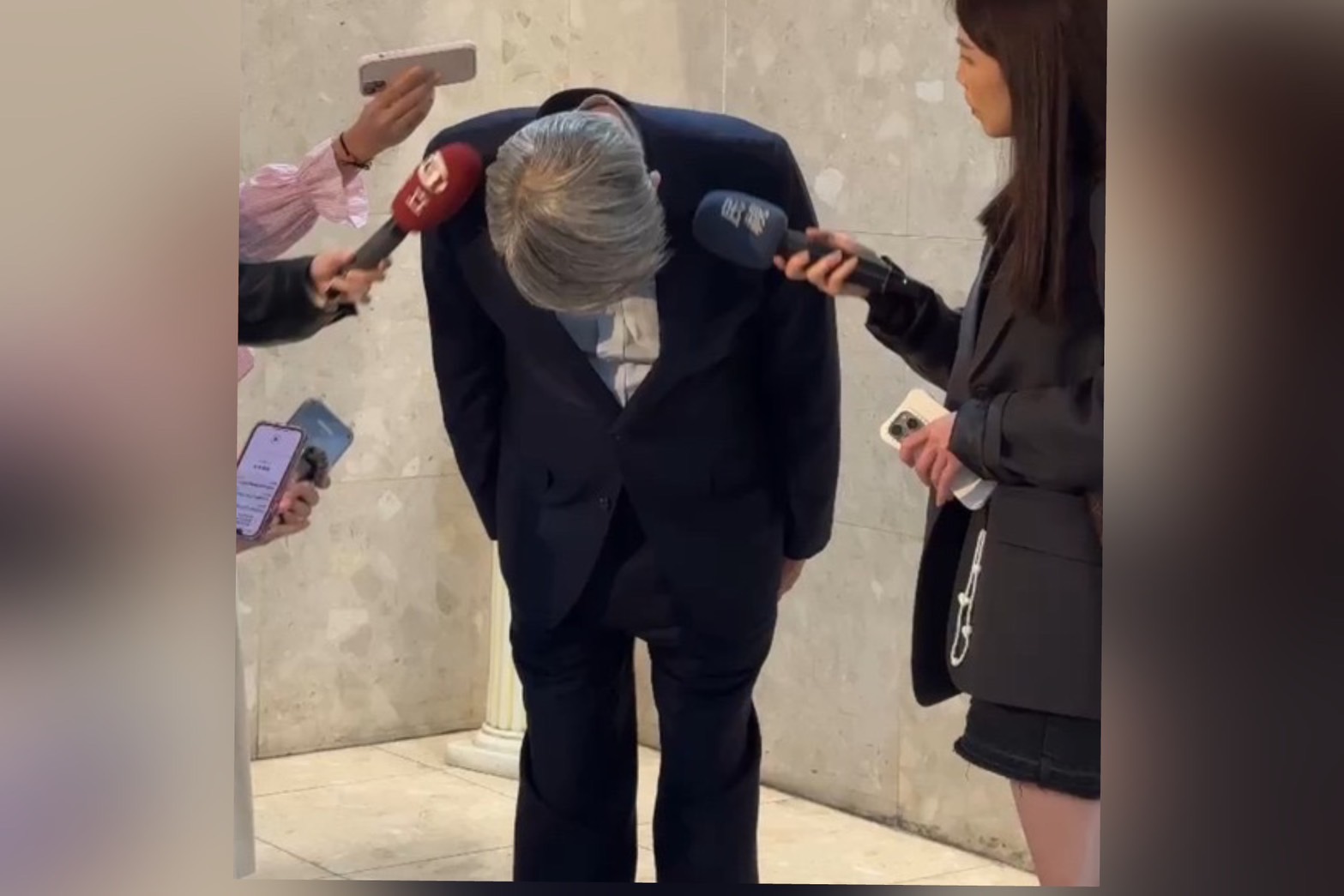 經濟部長郭智輝針對日前以「蒙古症」形容台積電與英特爾合資一事鞠躬道歉。圖／中央社