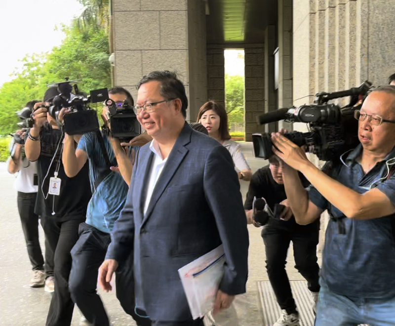鄭文燦遭桃園地檢署提聲押禁見，法院開庭後以500萬交保。不管未來如何，政治生命恐已告終，圖為其交保後在律師陪同下步出法院。圖／中央社