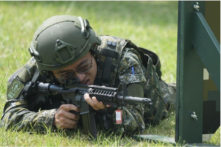 漢光42號演習首日！北市後備旅高中校園臨戰訓練　官兵持美援M4A1步槍操練