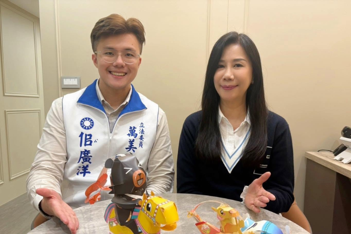 甩退選風波！萬美玲之子佀廣洋「無黨籍」登記參選　競總掛在母親舊服務處