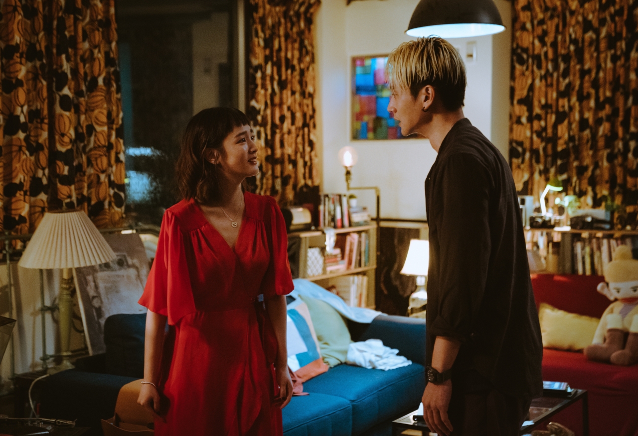 王淨與劉冠廷在《非殺人小說》中爭執，演出為愛扭曲自己的小路一角。圖/CATCHPLAY提供