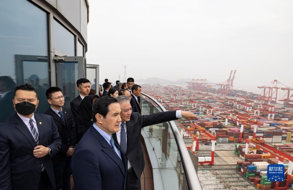 馬前總統此行除到訪歷史古蹟外，也訪問大陸重大建設與重點企業。圖為馬英九一行參訪上海洋山港區。圖/取自新華社