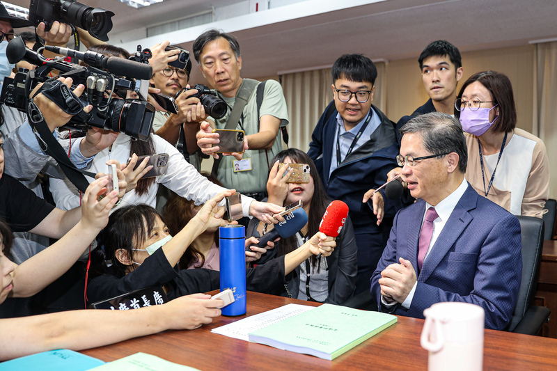 交通部長李孟諺（前右）13日赴立法院交通委員會報告業務概況並備詢，會前被大批媒體包圍訪問。圖/中央社