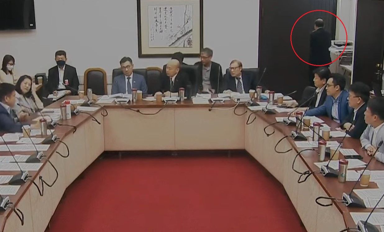 民進黨團總召柯建銘在立法院內抽菸，畫面全被直播放送。圖/翻攝國會頻道YouTube頻道
