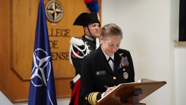 美國海軍中將查特菲爾德遭川普政府解職。圖/取自NATO Defense College臉書