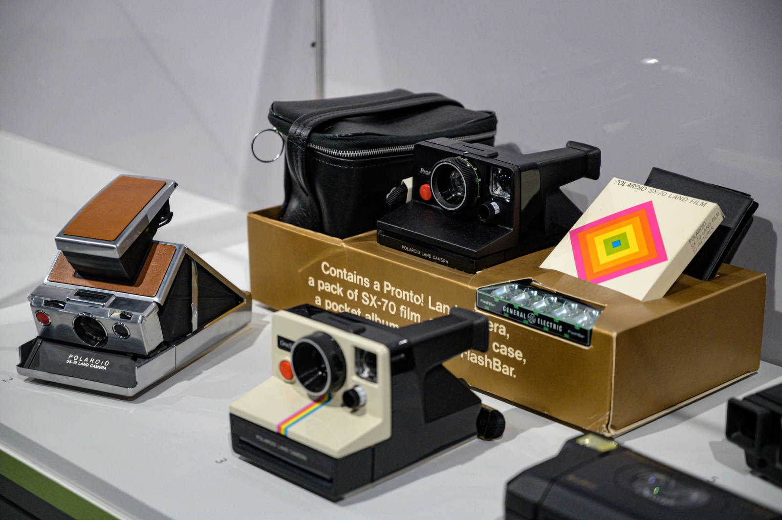 中間為1977~2000年生產的「One Step」相機；最左側為1972年「SX-70相機」；後方則為「Pronto！ Plus」的外裝。圖/師大美術館提供，蕭富升攝影