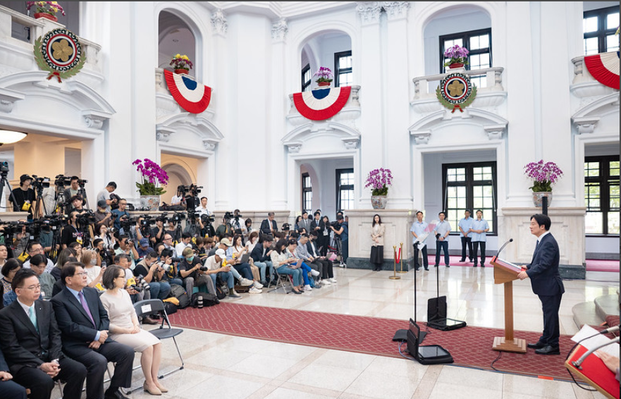 賴總統在520就職演說中刻意不提兩岸關係，但事後仍向媒體表示，只要在對等尊嚴狀態下，台灣很樂意與中國交流合作。圖/取自總統府