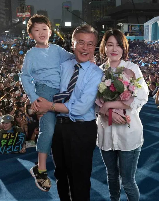 文在寅的女兒文多惠（右），在其父親2017年競選時公開亮相。圖／取自上觀新聞