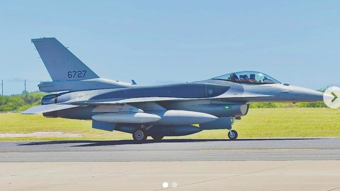 圖為首批即將抵台的、編號為6727的新F-16,軍事迷高度關注。圖/取自Matt IG