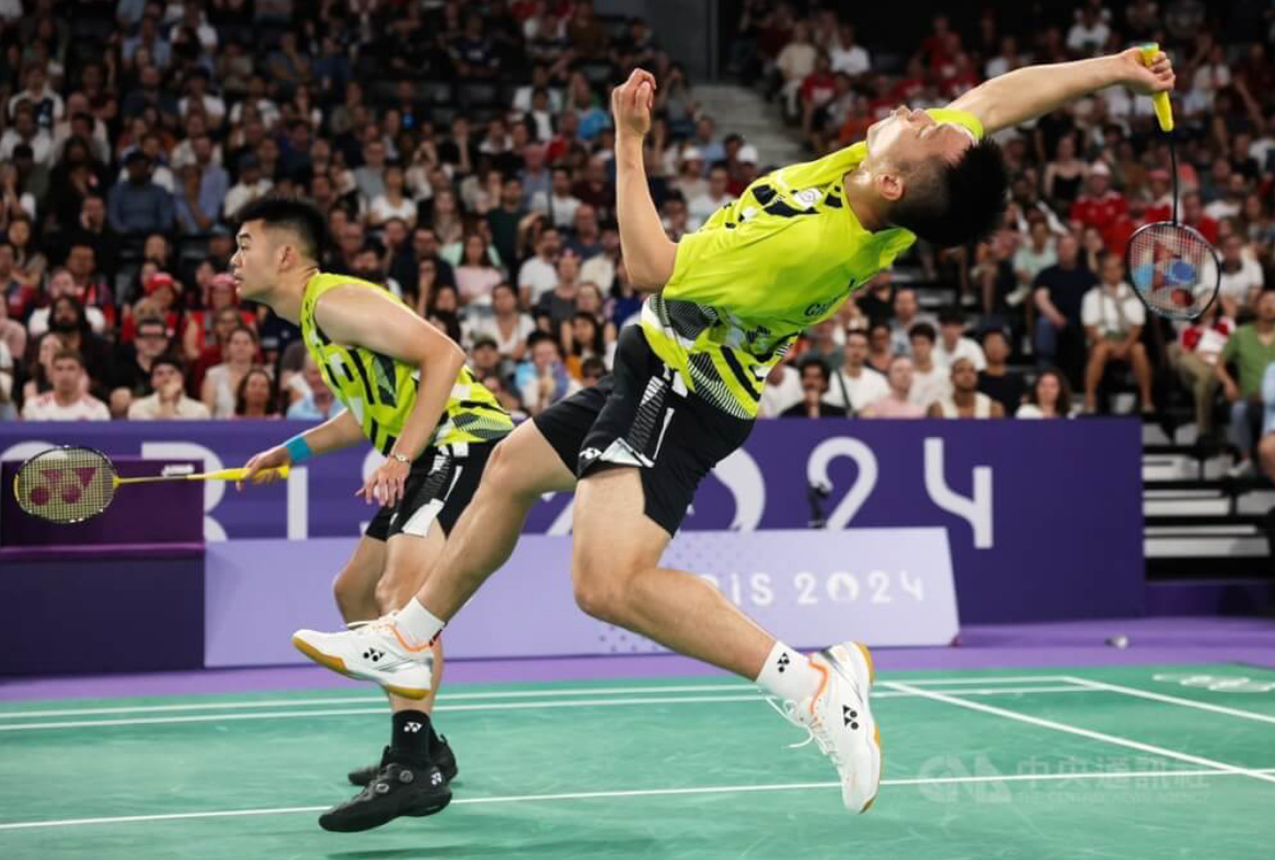 台灣羽球黃金男雙「麟洋配」李洋(前)、王齊麟(後)法國時間28日比賽畫面。 圖/中央社