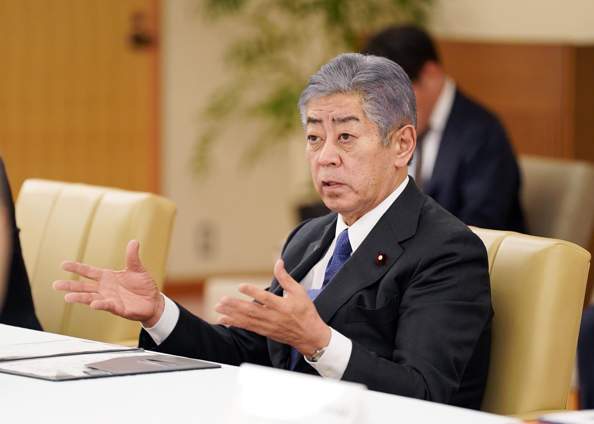 日本外務大臣岩屋毅訪問大陸前接受鳳凰衛視訪問，表示不認同「台灣有事」論點，認為應該「無事」而非「有事」。圖/取自岩屋毅臉書