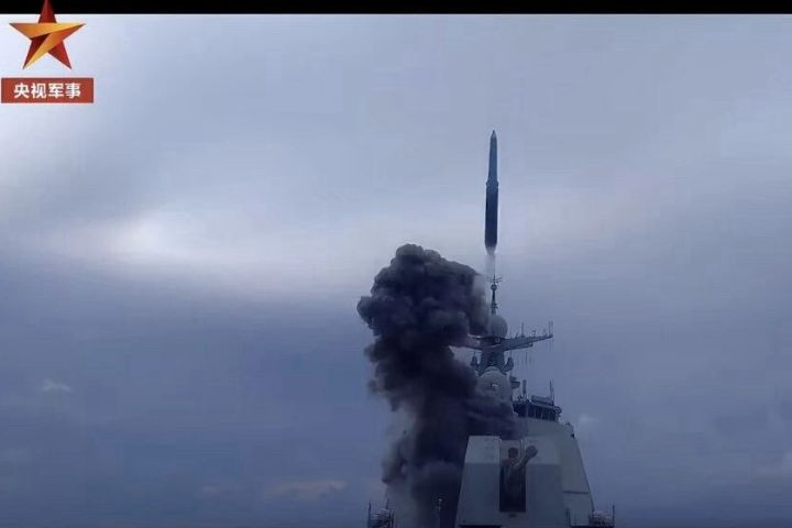 不藏了！052D驅逐艦發射鷹擊-20 美媒：陸反艦戰力恐大幅擴張