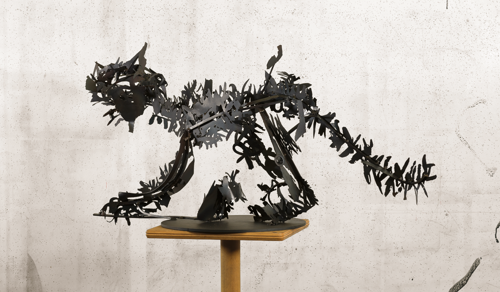 威廉．肯特里奇，《貓／摩卡壺II》，2019，漆、鋼，104 × 43 × 32 公分。威廉．肯特里奇工作室，約翰尼斯堡，圖/藝術家提供