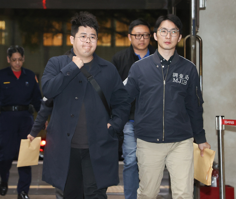 北檢14日搜索並約談「雙吳」罷團共6人，最後交保並限制出境，6人保釋金高達230萬。圖為「罷吳四騎士」陳冠安（前左）14日晚間移送北檢複訊。圖/中央社.jpg