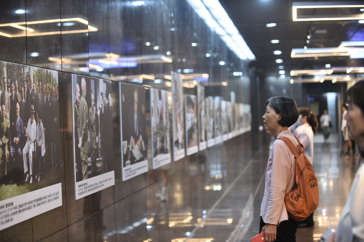 抗戰勝利及台灣光復80周年紀念圖片特展吸引不少民眾踴躍參觀。圖/記者陳思豪攝