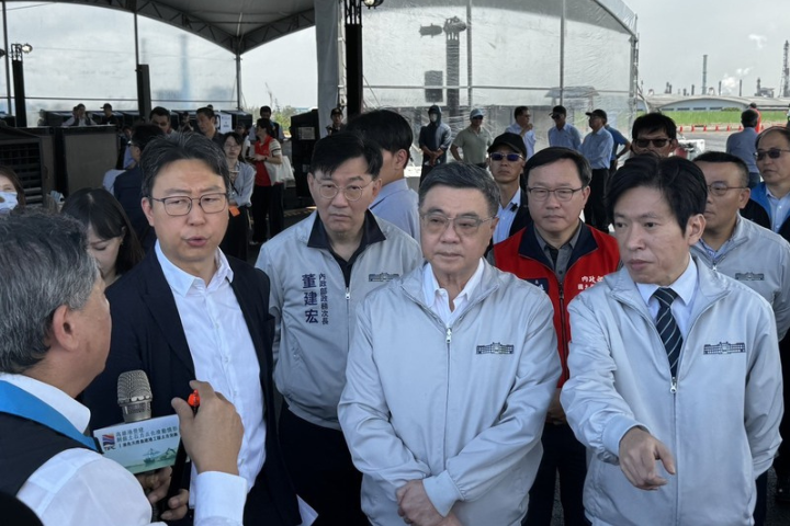 圖為行政院長卓榮泰（前右2）6日在行政院秘書長張惇涵（前右1）等人陪同下，視察高雄港填海造陸收容土石方推動情形。圖/中央社