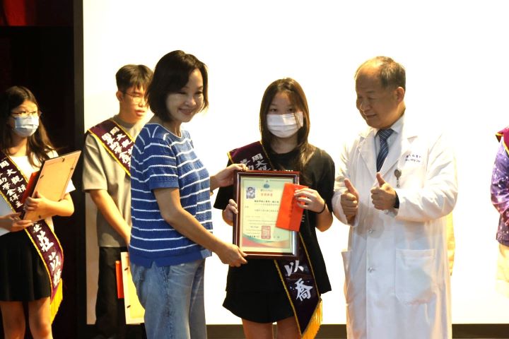 高醫附設中和紀念醫院副院長陳芳銘(右)見證抗癌鬥士勇敢面對生命、追尋夢想的過程。圖/周大觀基金提供