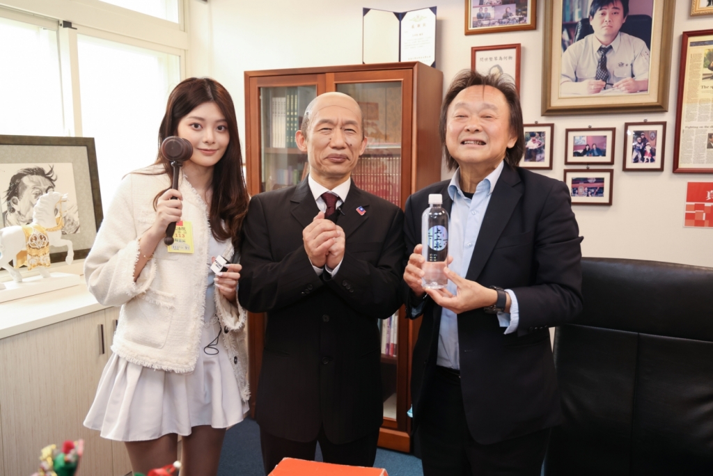 王世堅笑稱頭髮數量勝過韓國魚。圖 /《鄉民大學問》提供