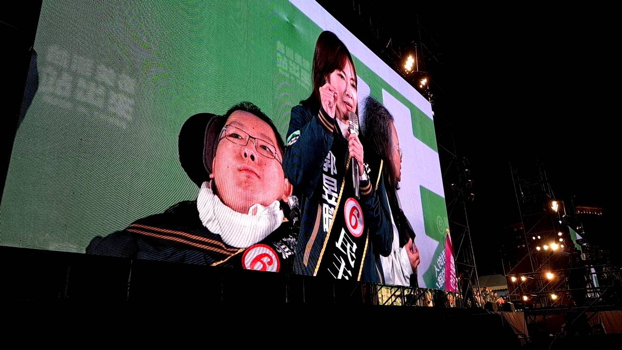 民進黨不分區立委候選人「萬老師」郭昱晴、身障律師陳俊翰。圖/記者宋秉忠攝