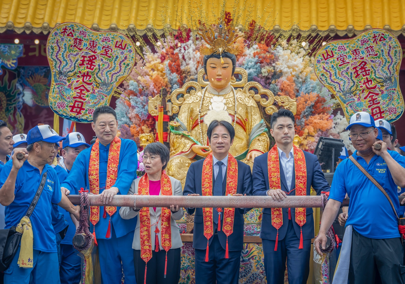 總統賴清德（右三 ）與台北市長蔣萬安（右二）19日到台北松山慈惠堂，出席「2025台北母娘文化季羅天大醮米龍開光暨保民遶境嘉年華起駕」儀式。圖／取自總統府Flickr