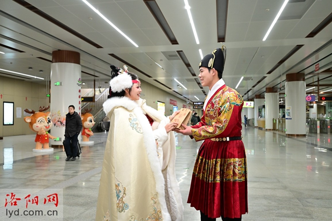 穿著飛魚服的帥哥錦衣衛，及著漢服的嬌俏小公主，在地鐵月台或高鐵出站口，與乘客互動和分發小禮物。圖/取自洛陽網